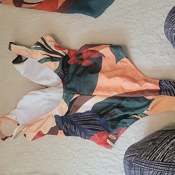 New One piece with matching wrap - Picture 5 of 9